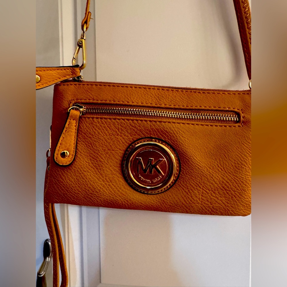 crossbody adjustable- removable straps - wristlet
